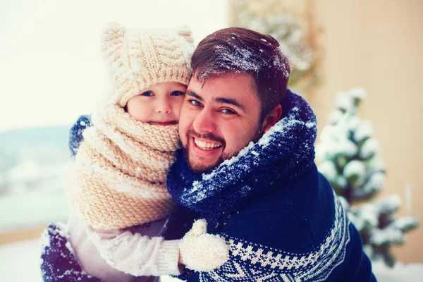 Portret szczęśliwy ojciec i dziecko bawiąc się na zewnątrz w zimie — Zdjęcie stockowe