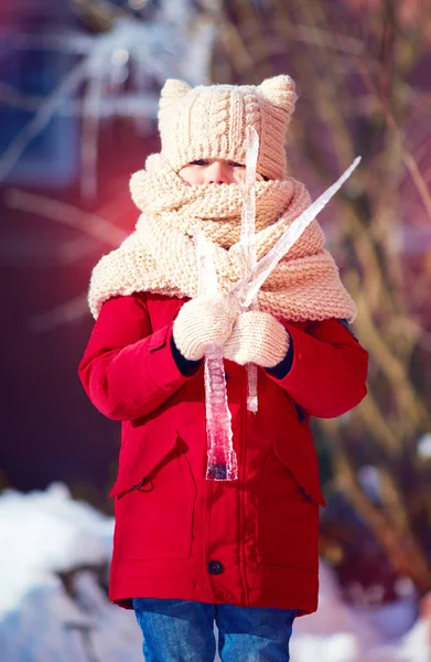 Portrait d'un enfant avec de grosses glaçons lors d'une promenade hivernale — Photo