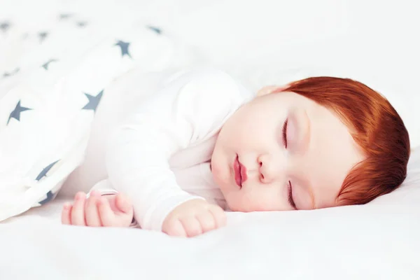 Beautiful redhead infant baby sleeping in bed — Stock Photo, Image