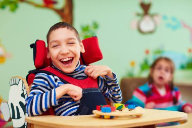 neşeli çocuk Engelli Rehabilitasyon Merkezi özel ihtiyaçları olan çocuklar için