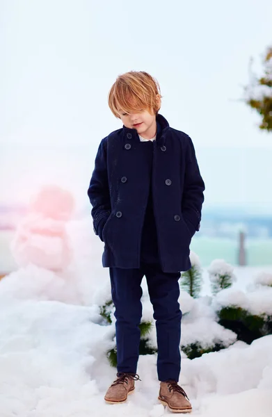 Módní, sedm let starý chlapec v kabátě venku — Stock fotografie