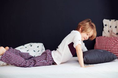 gülümseyen çocuk languidly sabah uyanma