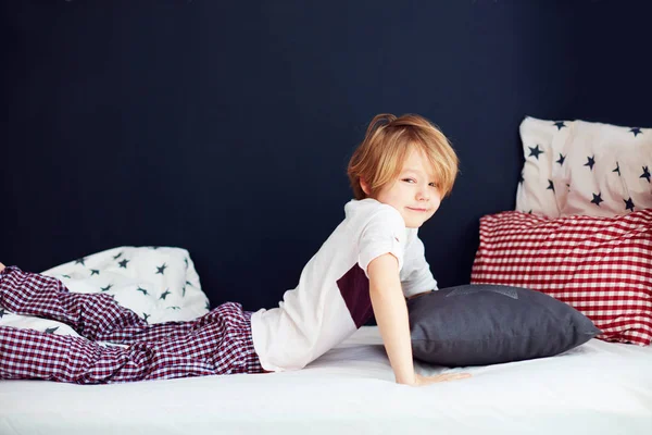 Smiling kid waking up languidly in the morning — Stock Photo, Image