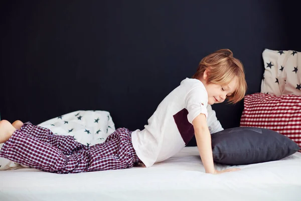 Smiling kid waking up languidly in the morning — Stock Photo, Image