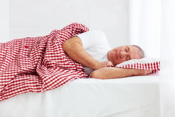 Rustig volwassen mens slaapt in bed — Stockfoto