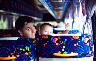 mutlu baba ve oğul genel Turist otobüsü Malezya ile beraber seyahat