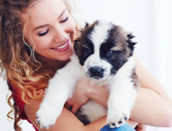 güzel kadın köpek sevimli Kafkas çoban köpekle oynayan