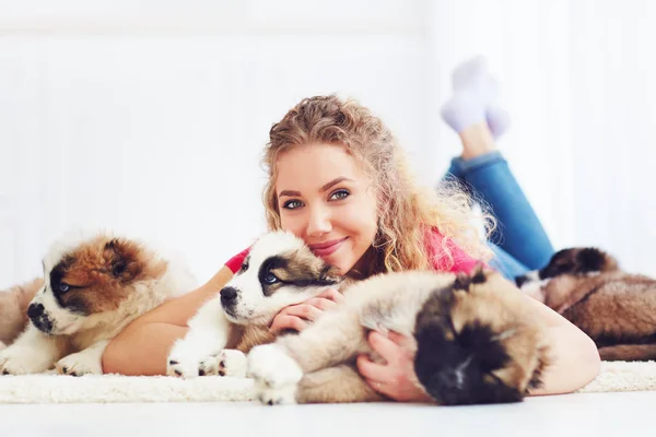 Bela mulher brincando com bonitos cachorros pastor caucasiano — Fotografia de Stock