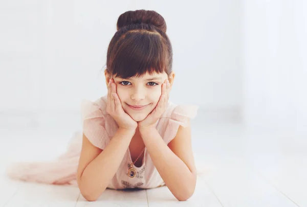 Portret van mooie jonge meisje in prinses jurk — Stockfoto