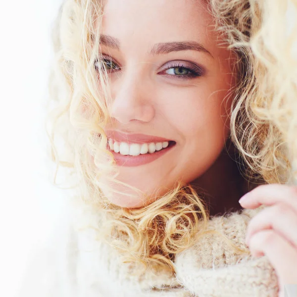 Retrato de hermosa mujer feliz con el pelo rizado y sonrisa adorable —  Fotos de Stock