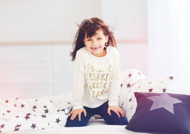 sabah güneş ışığında mutlu dinç genç kız uyandığında, kesmek