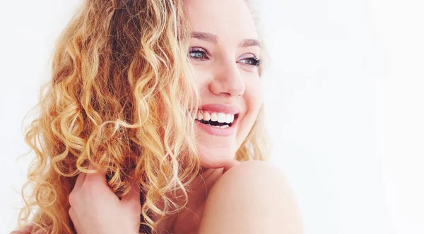 Mulher feliz bonita com cabelo encaracolado — Fotografia de Stock