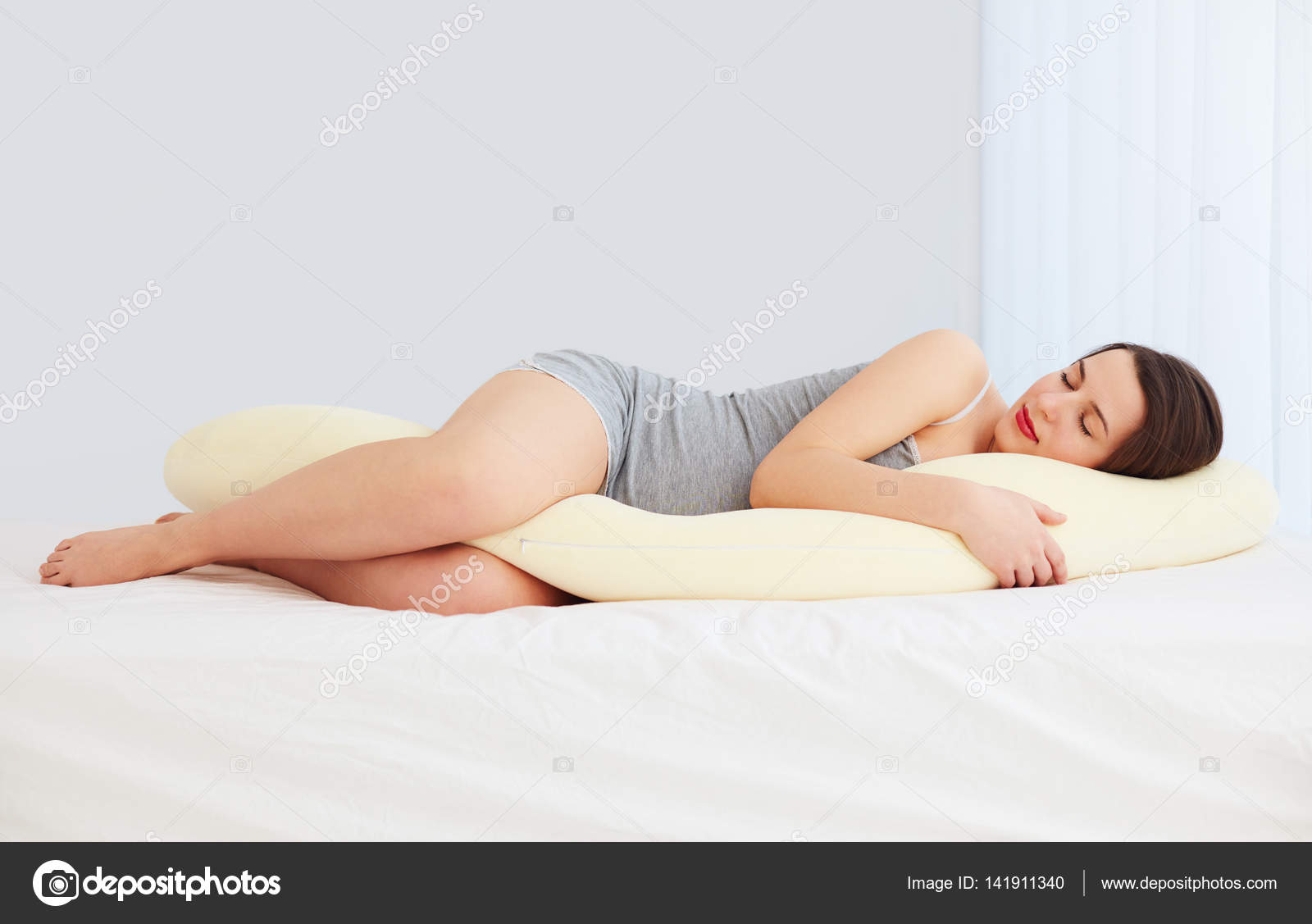 Женщина лежит на боку. Толстую лежа на боку. Толстую лежа на боку. Девушки на кровати на животе. Красивые девушки лежа.