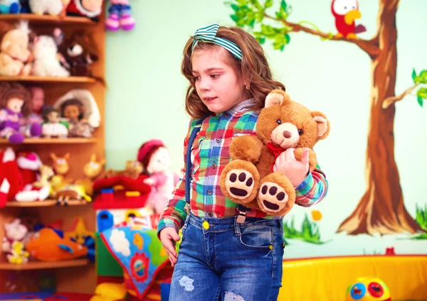 Schattig meisje spelen met speelgoed in de kleuterschool voor kinderen met speciale behoeften — Stockfoto