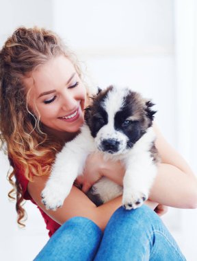 güzel kadın köpek sevimli Kafkas çoban köpekle oynayan