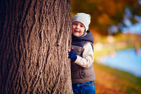 Mutlu genç çocuk sonbahar parkta eğleniyor — Stok fotoğraf