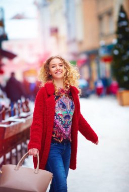 Eğleniyor kalabalık caddede kışın mutlu güzel kadın