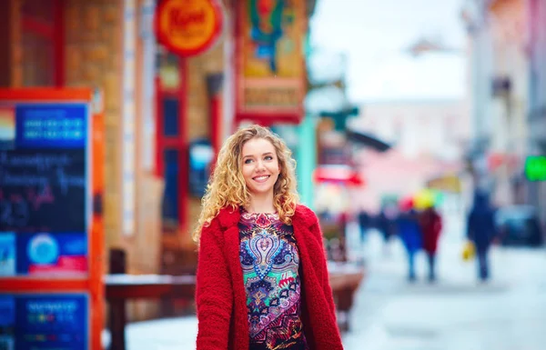 Schöne glückliche Frau, die im Winter auf überfüllten Straßen der Stadt spaziert — Stockfoto