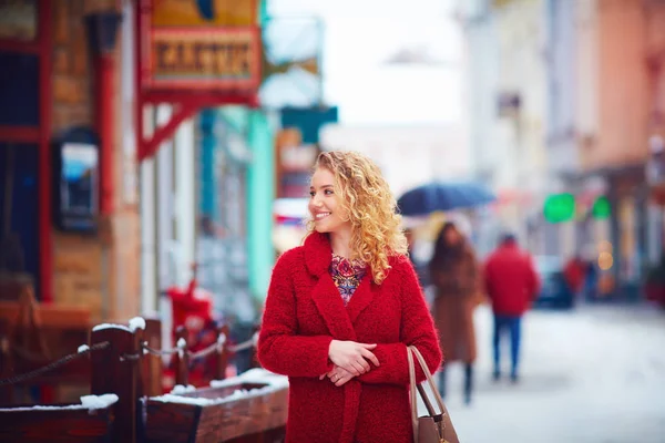 Bela mulher feliz andando na rua da cidade no inverno — Fotografia de Stock