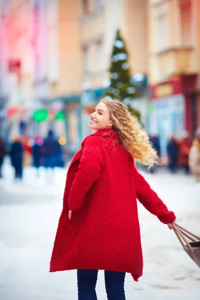 Feliz hermosa mujer divirtiéndose en la calle llena de gente en invierno — Foto de Stock