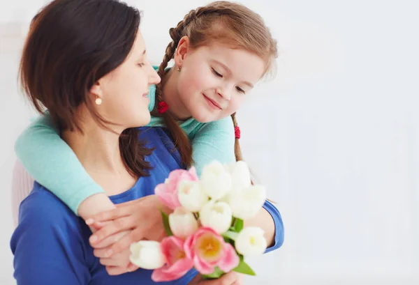 Retrato de mãe e filha feliz com buquê de flores de primavera — Fotografia de Stock