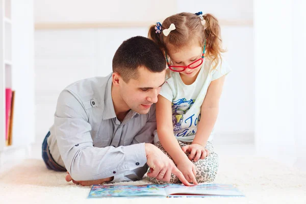 Happy father and daughter spending time together by reading interesting book — Stock Photo, Image