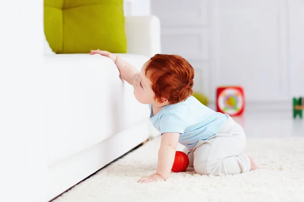 Bebê bebê menino bonito escalando o sofá em casa — Fotografia de Stock