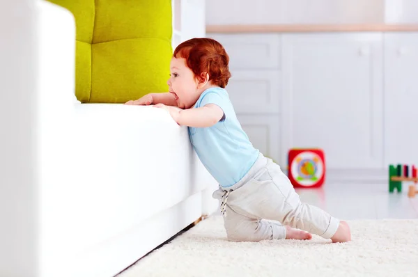 Niedliche Säugling Baby Junge klettert die Couch zu Hause — Stockfoto