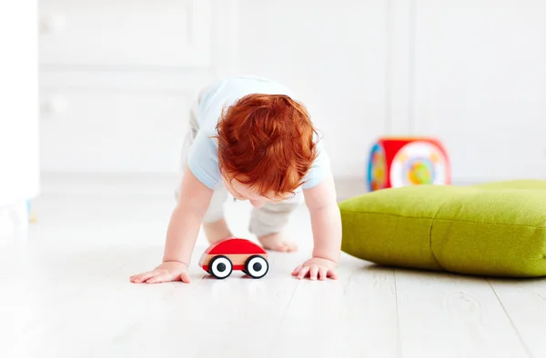 Słodkie niemowlę dziecko bawi się drewniany Samochodzik w domu — Zdjęcie stockowe