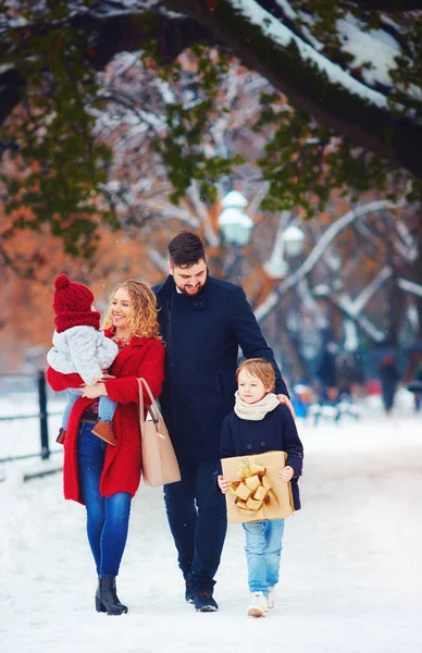 Lycklig familj gå på vintern gatan på holidays — Stockfoto