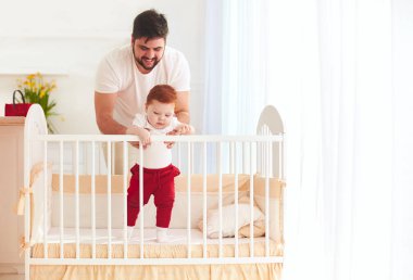 mutlu baba bebek Bebek karyolası evde koyarak