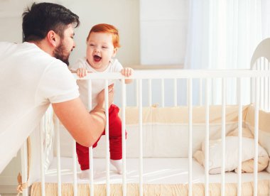mutlu baba ile bebek Bebek karyolası evde oynarken