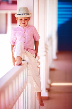 gülümseyen sevimli gölgeler yaz Karayip sokakta oturan