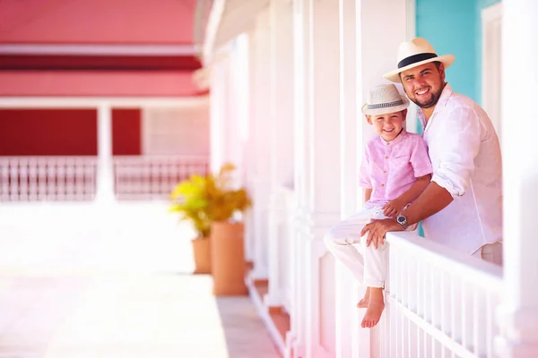 Feliz padre e hijo se divierten juntos al aire libre en la calle caribeña — Foto de Stock