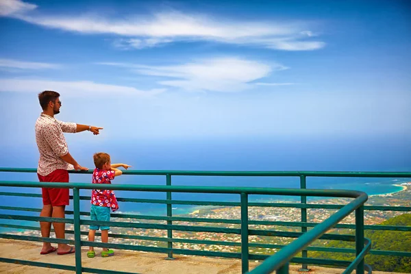 Happy father and son, tourists enjoying the fascinating view on Atlantic ocean coastline from observation deck of Pico Isabel de Torres — Stock Photo, Image