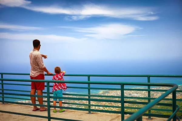 Feliz padre e hijo, turistas disfrutando de la fascinante vista de la costa del océano Atlántico desde la plataforma de observación de Pico Isabel de Torres — Foto de Stock