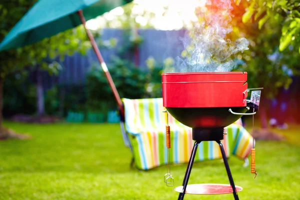 Barbecue-grill z dymu na lato podwórku strony — Zdjęcie stockowe