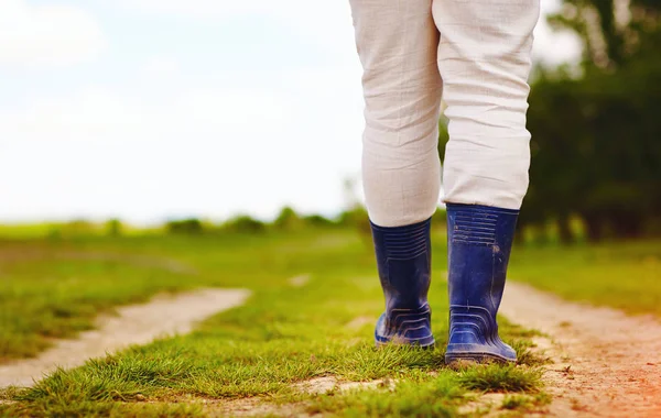 Low view of farmer walking along the rural countryside road — Stock Photo, Image