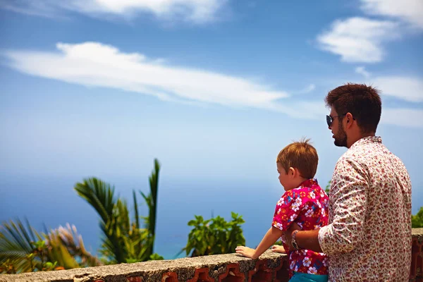 Pai e filho, turistas desfrutando da vista fascinante sobre a costa do oceano Atlântico a partir do deck de observação — Fotografia de Stock