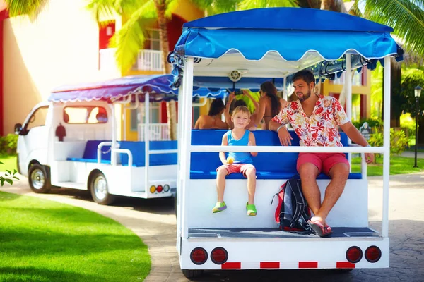 Famille de touristes heureux profitant de vacances tout en conduisant dans le véhicule à travers la zone de l'hôtel. Service de transport — Photo