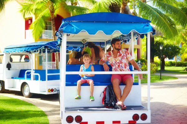 Familia turística feliz disfrutando de vacaciones mientras monta en vehículo a través de la zona del hotel. Servicio de transporte —  Fotos de Stock