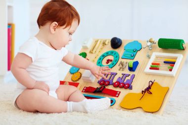 sevimli bebek bebek oyun meşgul tahtası ile evde