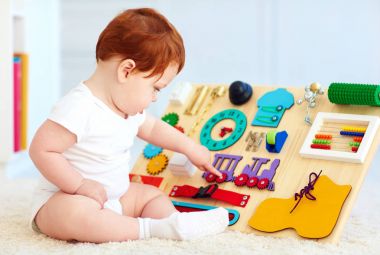 sevimli bebek bebek oyun meşgul tahtası ile evde
