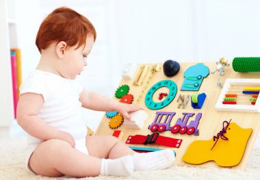 sevimli bebek bebek oyun meşgul tahtası ile evde