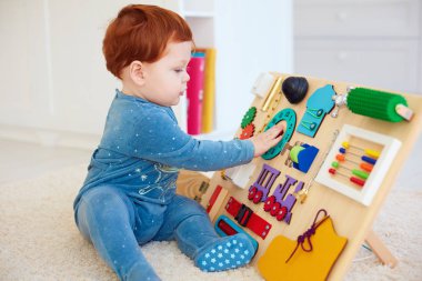 sevimli bebek bebek oyun meşgul tahtası ile evde
