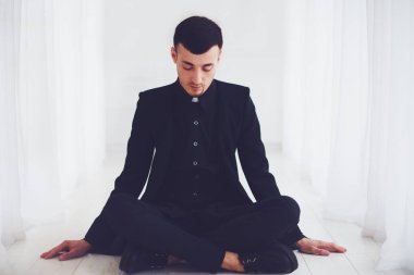 yakışıklı delikanlı iç rahatlatıcı portresi
