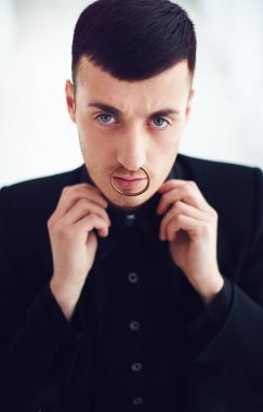 Burun piercing ile genç adam portresi. Goth alt kültür