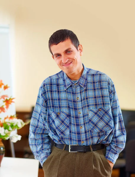 Retrato de homem adulto alegre com deficiência no centro de reabilitação — Fotografia de Stock