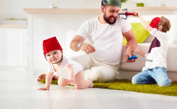 Pai com filhos jogando em jogos de guerra em casa — Fotografia de Stock