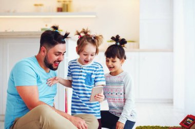 çocuklarla evde yalnız zaman çılgın saç modeli ile atış snap selfie yapma